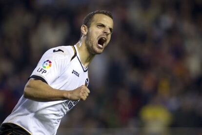 Roberto Soldado celebra un gol ante el Real Madrid.