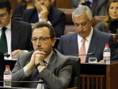 El consejero andaluz de Empleo, Manuel Recio, en el Parlamento andaluz. Detrás, Javier Arenas.