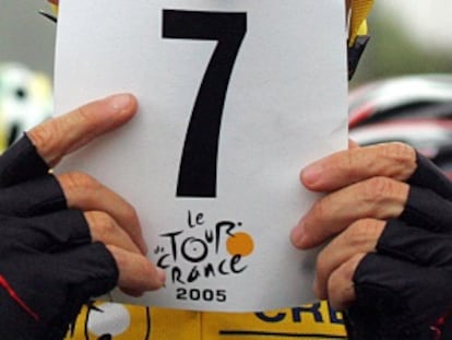 El excorredor muestra un cartel con el numero de Tour ganados.