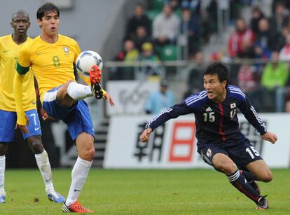 Kaká, controla el balón ante el jugador de Japón Yasuyuki Konno.