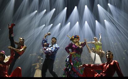 Javier Enguix, Inés León y el elenco de la gala durante el número final de la XV edición de los Premios del Teatro Musical.