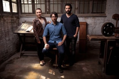 Jos&eacute; Skaf (centro), director de &#039;Vulcania&#039;, junto a los actores Aura Garrido y Miquel Fern&aacute;ndez.