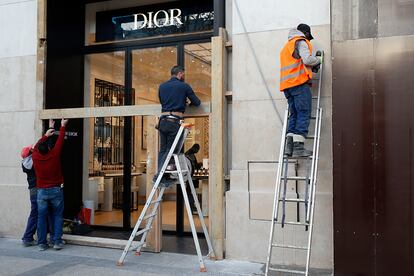 Firmas como Dior han protegido sus escaparates para evitar daños.