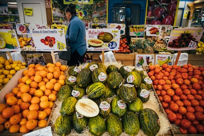 Unas fruterías en un mercado de Santiago de Compostela. 