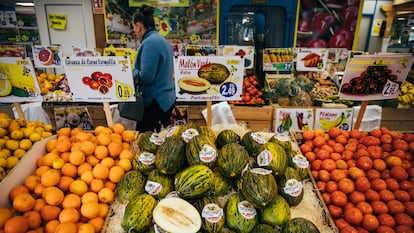 Unas fruterías en un mercado de Santiago de Compostela.