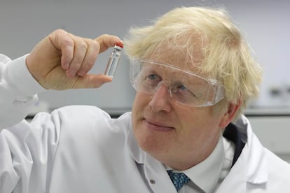 Boris Johnson observa una muestra de la vacuna contra el coronavirus el pasado 30 de noviembre en Wrexham (Gales).