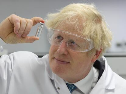 Boris Johnson observa una muestra de la vacuna contra el coronavirus el pasado 30 de noviembre en Wrexham (Gales).