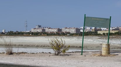 Laguna de fosfoyesos, con Huelva al fondo.