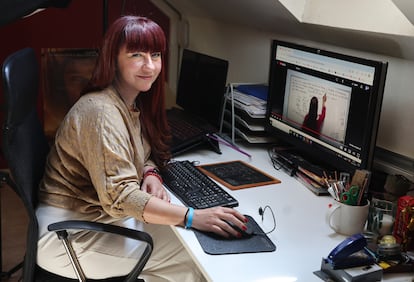 Natividad de las Cuevas, profesora de Física y Química revisa uno de sus videos para preparar la selectividad.