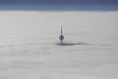 Torre de televisión de Sarajevo rodeada de niebla.