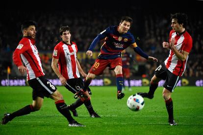 Leo Messi entre tres jugadors de l&#039;Athletic Bilbao. 