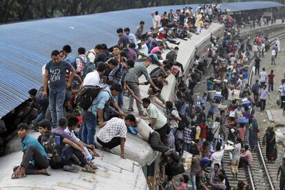 Musulmanes bangladesíes suben al techo de un tren para volver a sus casas con motivo de 'Fiesta del Cordero', en Daca (Bangladés).