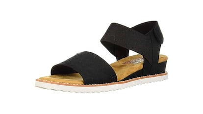 Sandalias Skechers sobre fondo blanco.
