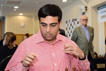 El pentacampe&oacute;n del mundo Viswanathan Anand, al inicio de la partida que perdi&oacute; en Gibraltar este lunes ante el h&uacute;ngaro Benjamin Gledura