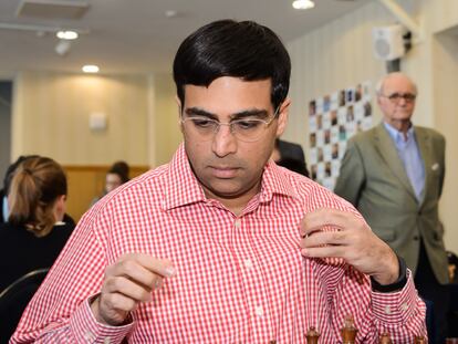 El pentacampe&oacute;n del mundo Viswanathan Anand, al inicio de la partida que perdi&oacute; en Gibraltar este lunes ante el h&uacute;ngaro Benjamin Gledura