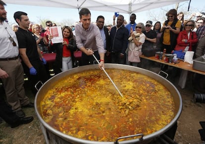 Pedro Sánchez remueve una paella en Santos de la Humosa (Madrid), en un acto de las primarias del PSOE, en abril de 2017.