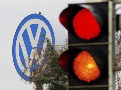 Logotipo de Volkswagen en Fallersleben (Alemania)