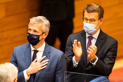 Alfonso Rueda es aplaudido por Feijóo el pasado jueves tras su investidura en el Parlamento gallego.