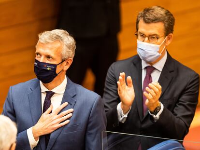 Alfonso Rueda es aplaudido por Feijóo el pasado jueves tras su investidura en el Parlamento gallego.