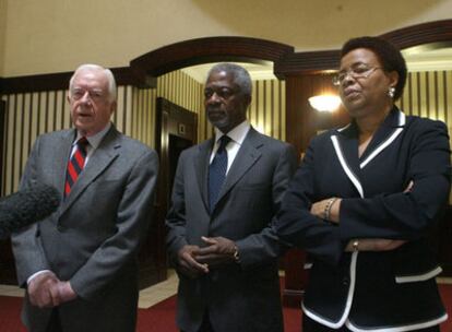 Jimmy Carter, Kofi Annan y Graca Machel hablan con los periodistas esta mañana en Johannesburgo