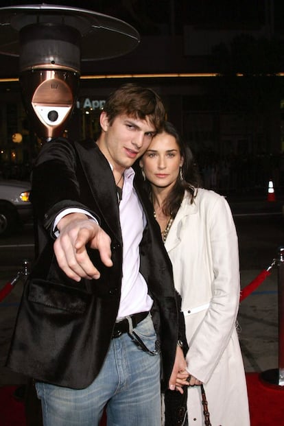 Demi Moore volvió a protagonizar los titulares de los tabloides cuando en 2003 se reveló su relación con el también actor Ashton Kutcher, 15 años menor que ella. Dos años después de iniciar su relación, la pareja se casó en una ceremonia privada, celebrada por un rabino del centro Kabbalah. Una matrimonio que duró seis años y acabó entre rumores de infidelidad por parte de él. En la imagen, la pareja en 2005.