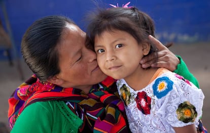 Una madre besa a su hija en Guatemala.