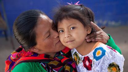 Una madre besa a su hija en Guatemala.