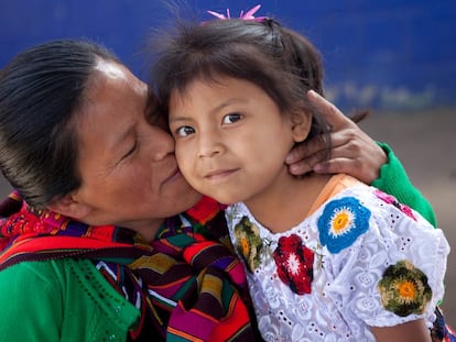 Una madre besa a su hija en Guatemala.