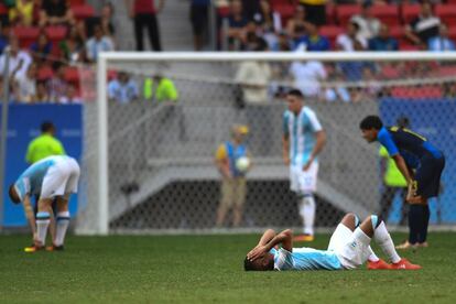Los jugadores argentinos lamentan la eliminación tras el empate con Honduras.
