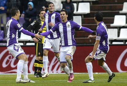 Los jugadores del Valladolid celebran el primer gol