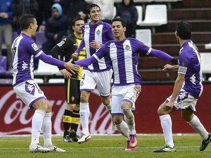 Los jugadores del Valladolid celebran el primer gol