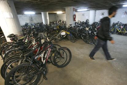 Varias bicicletas robadas, de todos los tipos, apiladas en el depósito de San Sebastián.