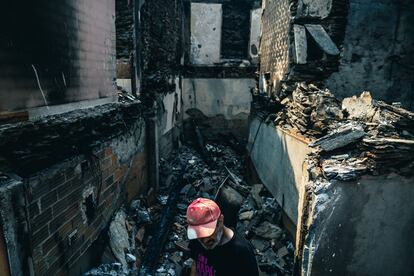 Vecinos de la aldea de Alixo (Galicia), visitan el estado de las viviendas tras ser quemadas por el incendio. Pedro Sánchez, ha visitado el martes Alixo, una parroquia del municipio orensano de O Barco de Valdeorras, en cuya comarca un único incendio ha arrasado más de 7.500 hectáreas.