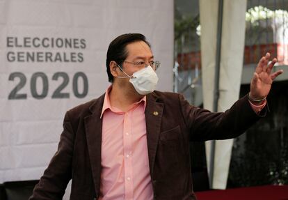 El candidato presidencial del MAS, Luis Arce, saluda durante un mitin electoral el 2 de junio, en La Paz.