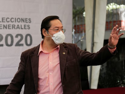 El candidato presidencial del MAS, Luis Arce, saluda durante un mitin electoral el 2 de junio, en La Paz.
