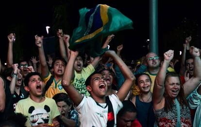 Torcedores no Boulevard Olimpico.