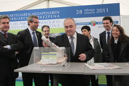 Javier Muruberria, de Orona (en el centro), coloca ayer junto a las autoridades la primera piedra del Parque Tecnológico donostiarra.