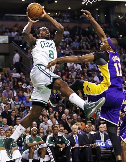 Jeff Green se dispone a lanzar ante Dwight Howard.