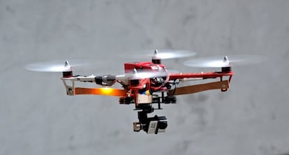 Dron equipado con una peque&ntilde;a c&aacute;mara.
