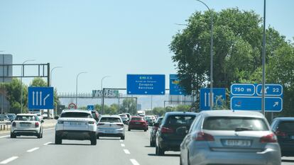 Tráfico en la autovía A-2 a su salida de Madrid.