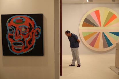 Visitante en la Galería Paul Kasmin.