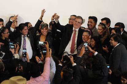 Diputados de Morena ovacionan a Marcelo Ebrard, al terminar su participación en la reunión plenaria.