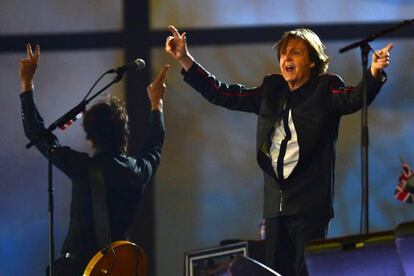 Paul McCartney durante su actuación en la ceremonia inaugural