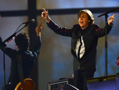 Paul McCartney durante su actuación en la ceremonia inaugural