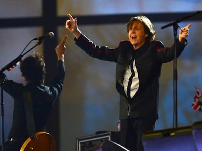 Paul McCartney durante su actuación en la ceremonia inaugural