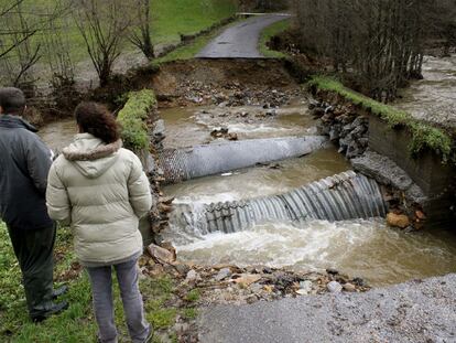 La carretera entre A Lastra y Fonteo, dañada por las lluvias ayer a la altura de Baleira (Lugo).