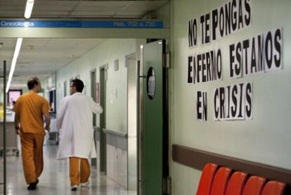 Una pancarta sobre la crisis y los recortes en sanidad en el hospital del Vall d&#39;Hebron de Barcelona.