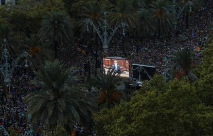 Una multitud sigue a través de una pantalla la comparecencia del president Carles Puigdemont.