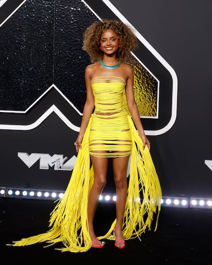 Area firma el vestido amarillo compuesto por cientos de flecos que lució la cantante Tyla, ganadora en la categoría de mejor afrobeat.