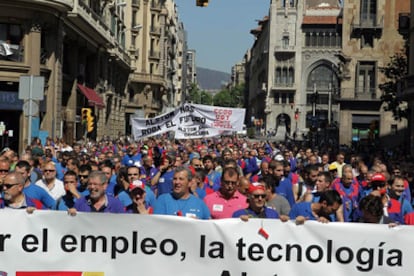 Trabajadores de Alstom se manifiestan en la Via Laietana de Barcelona.